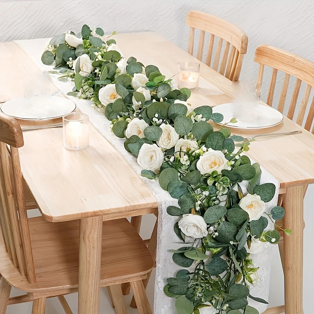 Desk Setup Background - 70インチのユーカリとバラのガーランド - 家庭用装飾、結婚式や婚約式のテーブル装飾に最適なプラスチック製の花飾り。電源は不要で、様々な部屋の雰囲気に合わせやすく、羽根が付いていないので、パーティーテーブルや室内の壁面装飾にも最適です。